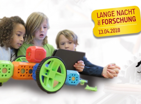 SchülerInnen mit Robotern und LNF Logo