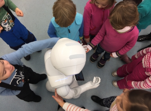 Abbildung Roboterin Pepper begrüßt Kinder