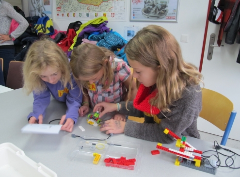 Mädchen programmieren ihre Robina-Geschichte Abbildung Mädchen programmieren ihre Robina-Geschichte