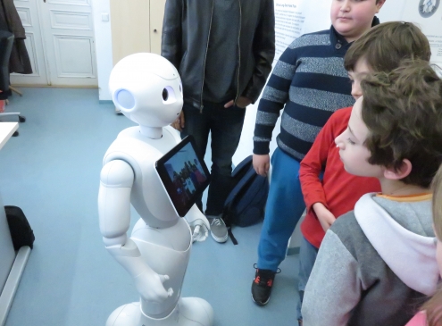 Roboter Pepper begrüßt Schüler und Schülerinnen