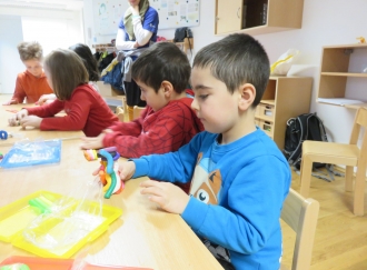 Abbildung 1 RoboFIT Schräge Roboter Workshop ÖBB-Kindergarten