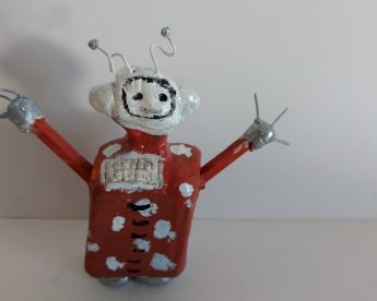 Ein von einem Kind entworfener Schräger Roboter