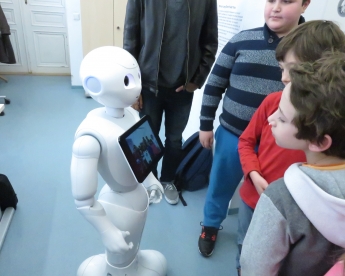 Roboter Pepper begrüßt Schüler und Schülerinnen