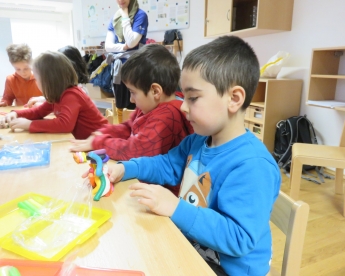 Abbildung 1 RoboFIT Schräge Roboter Workshop ÖBB-Kindergarten