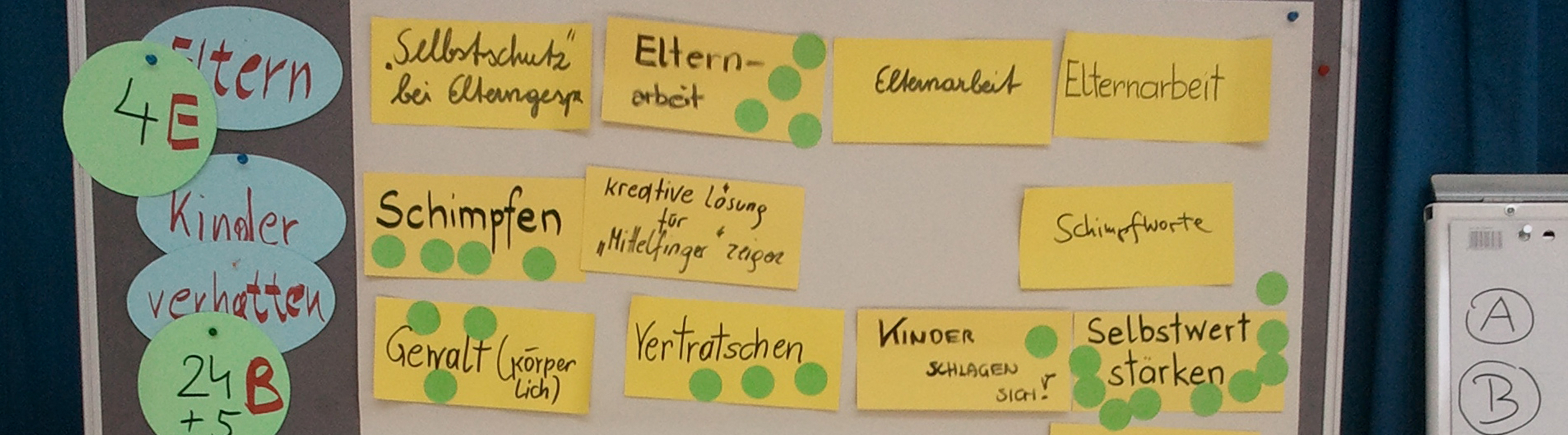 Pinwand mit bunten, beschriftete Kärtchen aus der Fortbildung "Emanzipatorische Burschenarbeit und Gewaltprävention", ZIMD