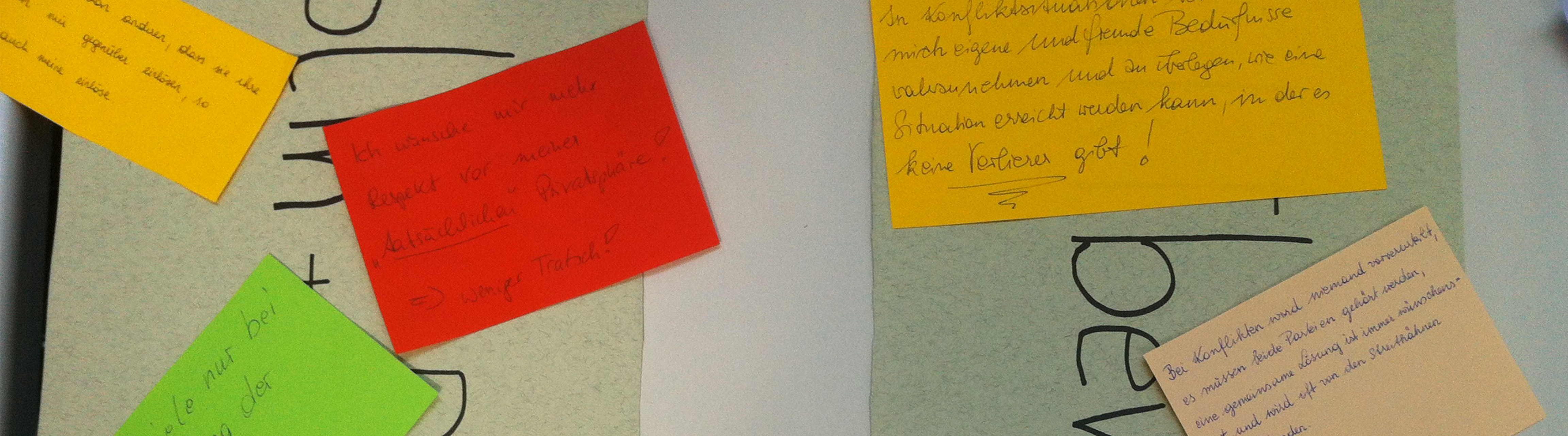 Bunte, beschriftete Kärtchen von TeilnehmerInnen der Fortbildung "Friedenspädagogik im Kindergarten/in der Volksschule", ZIMD