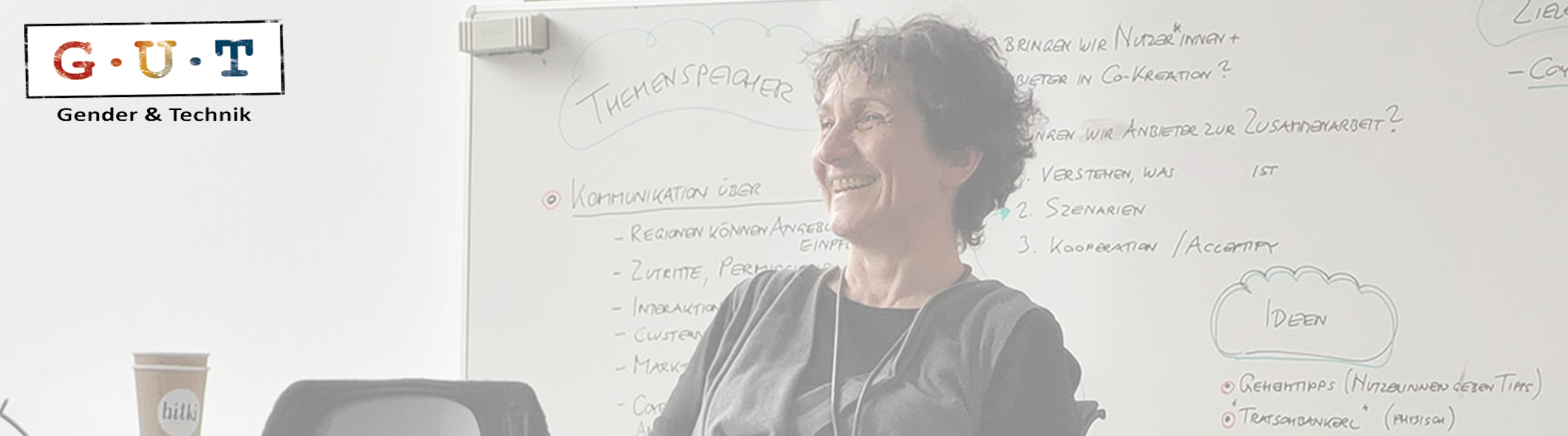 Dorothea Eckharter steht vor einem beschriebenen Whiteboard und lächelt, GUT Guideline, ZIMD