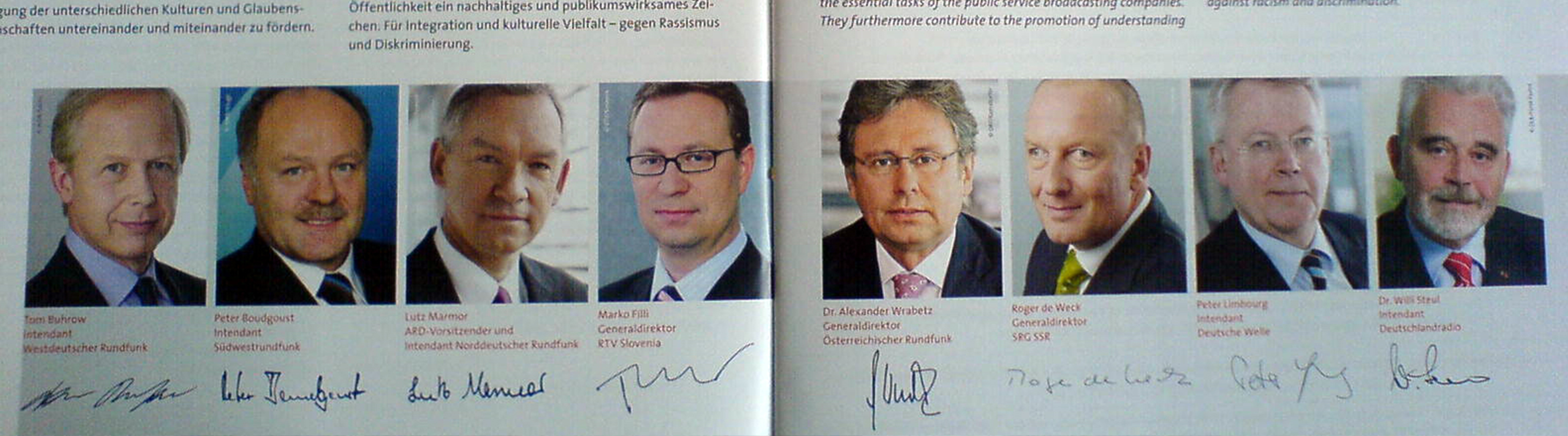 Auszug aus einer Broschüre mit Fotos von Intendanten von Rundfunksendern, alle Intendanten sind Herren in Anzügen mit Krawatte.