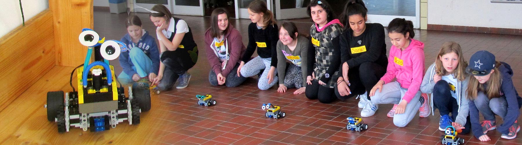 Mädchen präsentieren ihre selbst gebauten Roboter, Roberta, ZIMD
