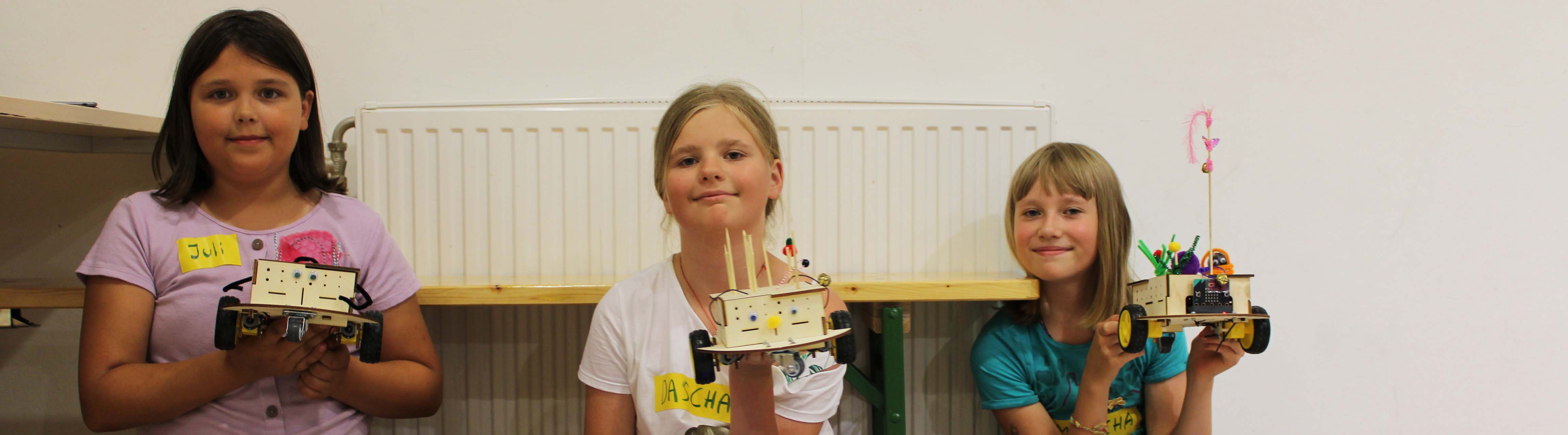 Drei Mädchen präsentieren ihre selbst gebauten Roboter, Robo4earth, ZIMD