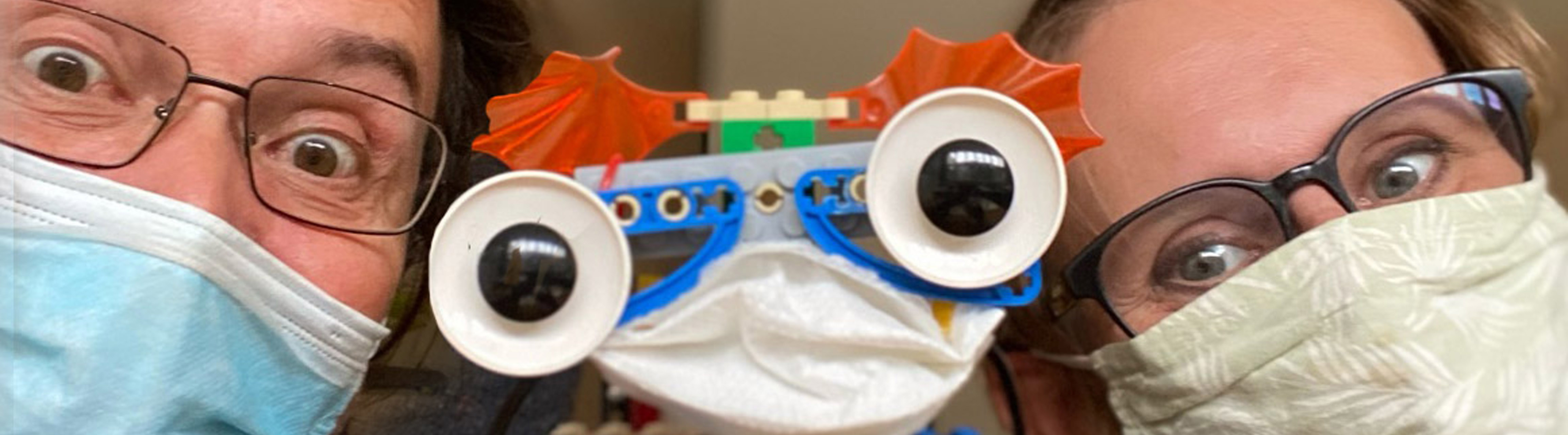 Nachaufnahme eines selbst gebauten Roboters mit Augen und Mund und Maske, Roboter Workshops, ZIMD
