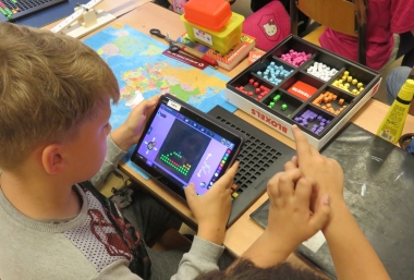 Bloxels, ZIMD Buben programmieren am Tablet im Workshop Bloxels, ZIMD