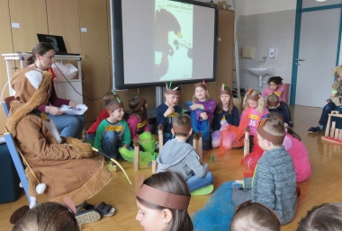 Gruppenbild von Kindern aus dem Workshop "Der Bär mit dem Schwert", ZIMD