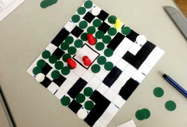Game Design, ZIMD Foto eines selbst gebauten Spieles mit bunten Bausteinen aus dem Workshop Game Design, ZIMD