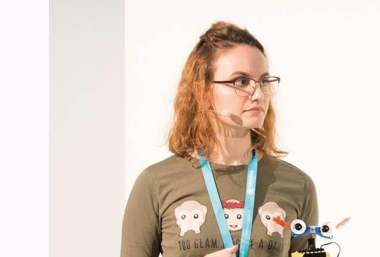 Gender Gap: Wie kommen mehr Frauen in die Technik? ZIMD Trainerin mit selbst gebautem Roboter, Gender Gap: Wie kommen mehr Frauen in die Technik? ZIMD