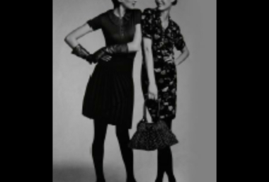 Schwarz-Weiß-Foto von zwei elegant gekleideten Personen in Kleidern, Gender Kompetenz, ZIMD