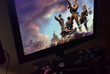 Foto eines Bildschirms auf dem ein Computerspiel läuft, Gewalt und Geschlechterrollen in Computerspielen, ZIMD