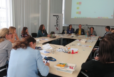 Workshop Teilnehmer*innen sitzen in einem Tischkreis und sprechen, Innovationslabor Gender und Technik, ZIMD