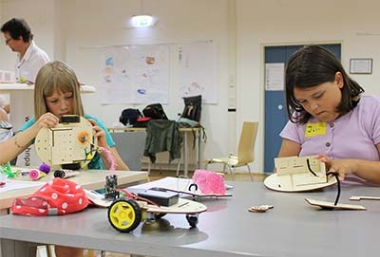 Zwei Mädchen bauen an ihren Robotern, Mädchen für MINT begeistern, ZIMD