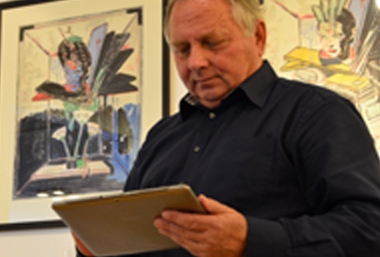 Älterer Herr hält Tablet beim Workshop MobiseniorA, ZIMD