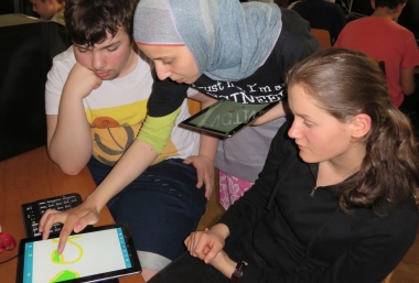 Junge Frauen programmieren ihren Roboter auf dem Tablet, Pocketcode, ZIMD