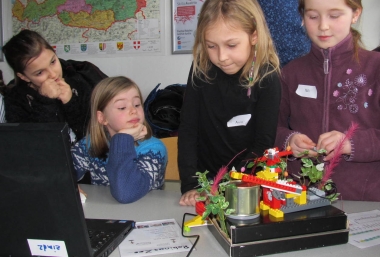 Mädchen beobachten den selbst gebauten Roboter in Aktion, Robina ZIMD