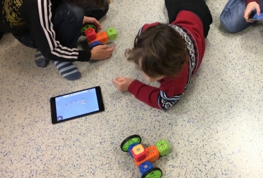 Ein Kind programmiert mit dem Tablet seinen selbst gebauten Roboter, Robo Wunderkind, ZIMD