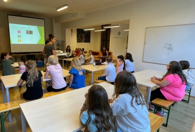 Mädchen sitzen an Tischen im Seminar RoboSDG, ZIMD