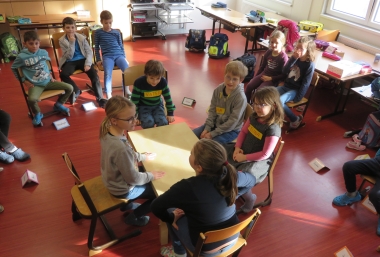 Kinder beim Rollenspiel: Familie entscheidet gemeinsam übers Essen, ZIMD