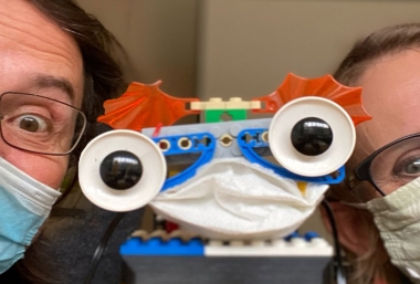 Nachaufnahme eines gebauten Roboters mit Augen und Mund
