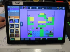 Foto des Screens mit "Bloxels" auf dem ein spielfeld aus grünen Bausteinen gebaut wurde. Es sitzen Tiere auf diesem Spielfeld. "Bloxels", ZIMD