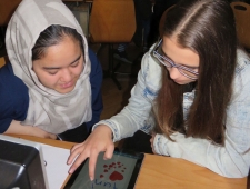 Zwei Mädchen programmieren gemeinsam am Tablet, "Pocketcode", ZIMD