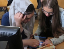 Zwei Mädchen arbeiten gemeinsam am Tablet an einer Programmierung, "Pocketcode", ZIMD