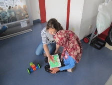 Zwei Mädchen programmieren ihren Roboter auf dem Tablet, "Robo Wunderkind", ZIMD